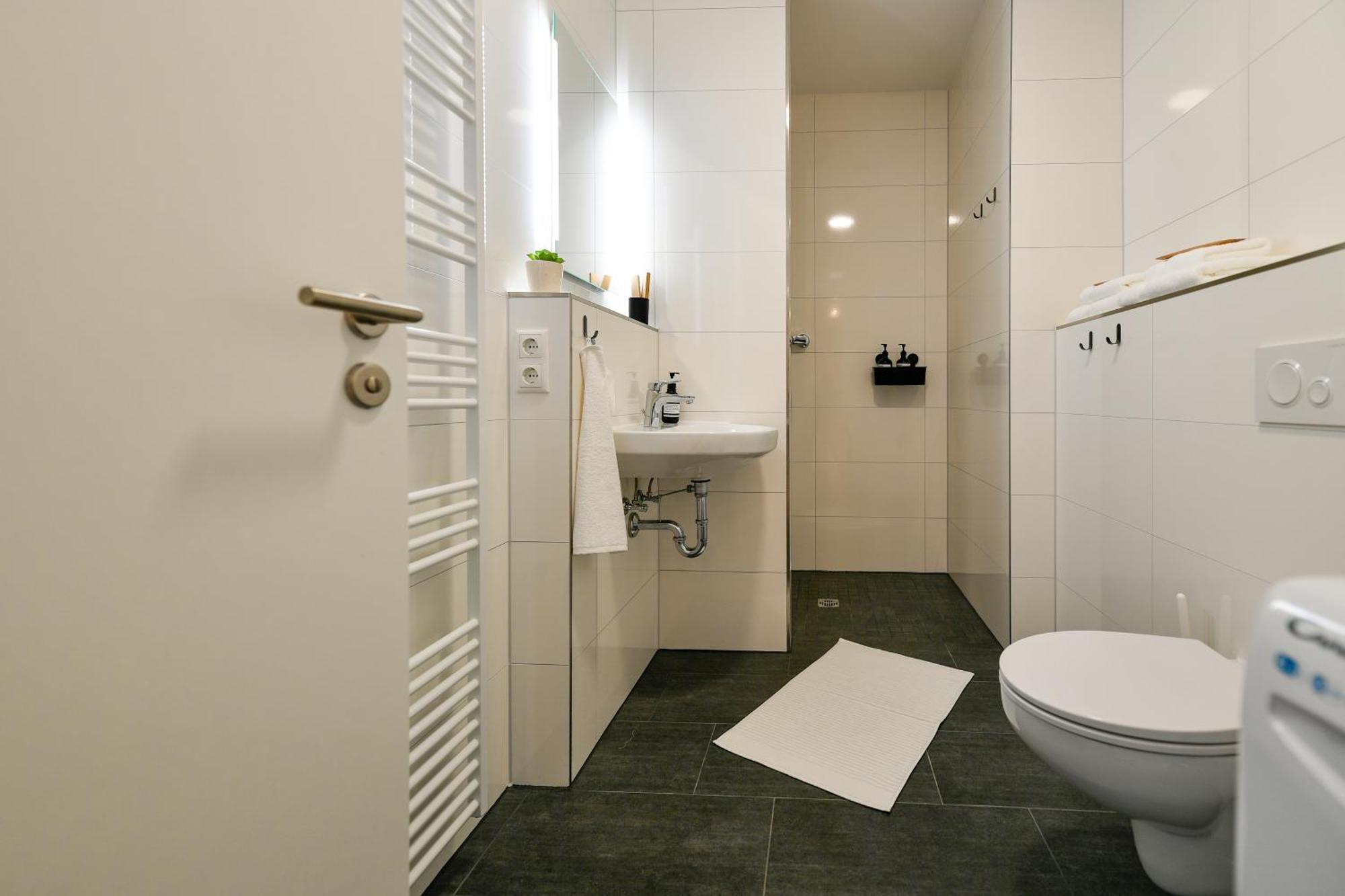 Ferienwohnungen Am Theater - Modern, Zentral Und Ruhig Mit Kueche, Waschtrockner, Netflix, Wlan Und Parkplatz- 2 Zimmer, 52 Qm Cottbus Habitación foto